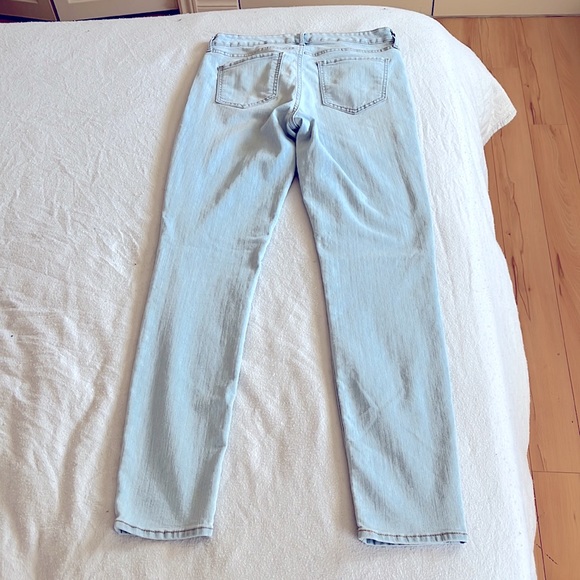 Light wash old navy skinny jeans. Size 8 - Picture 2 of 7